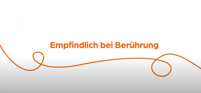Text „ Empfindlich bei Berührung“ mit orangefarbener Spirale auf weißem Hintergrund.